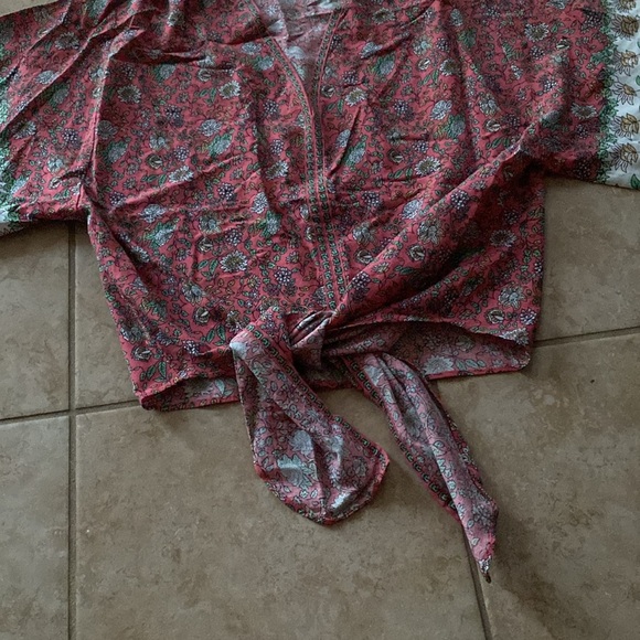 Gently Used Beautiful Max Studio Crop Top with Tie - Picture 6 of 6